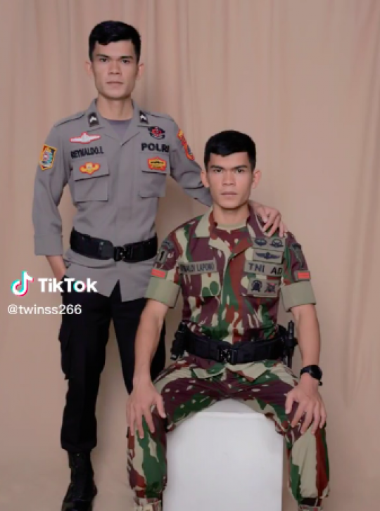 Foto Si Kembar Jadi Kopassus Dan Polisi Ini Potret Gagah Berseragam