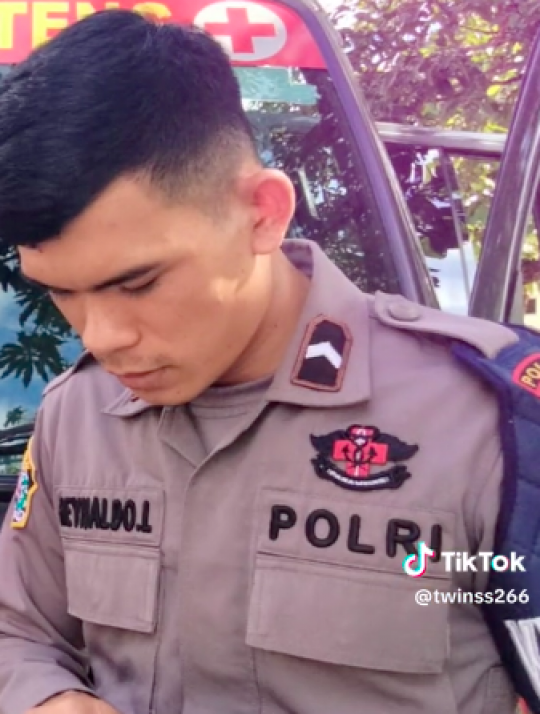 Si Kembar jadi Kopassus dan Polisi, Ini Potret Gagah Berseragam Loreng dan Coklat