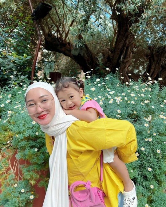 10 Potret Rumi Anak Dian Pelangi Sudah Jago Pose di Depan Kamera, Gayanya Gemesin!