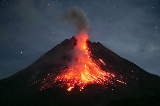 Gunung Merapi Kembali Semburkan Guguran Lava Pijar, Ini Penampakannya