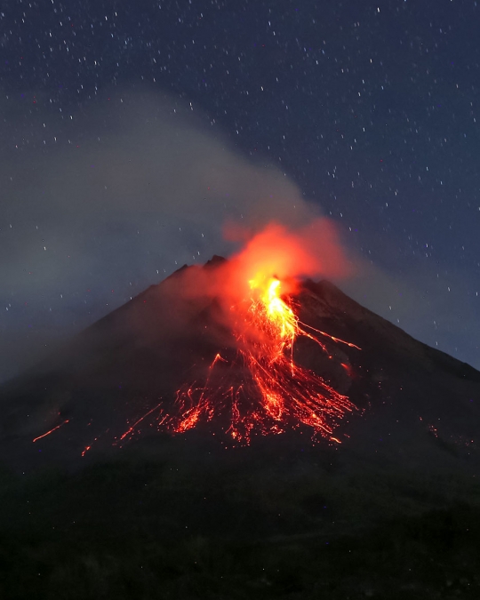 Gunung Merapi Kembali Semburkan Guguran Lava Pijar, Ini Penampakannya