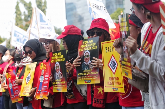 Massa Buruh Geruduk Kemenaker, Tolak Aturan Pemotongan Upah 25 Persen