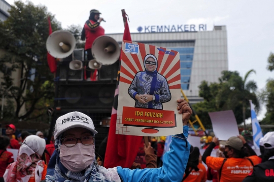 Massa Buruh Geruduk Kemenaker, Tolak Aturan Pemotongan Upah 25 Persen