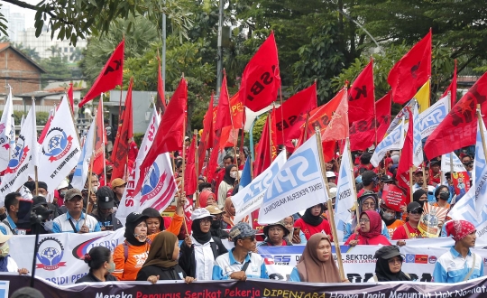 Massa Buruh Geruduk Kemenaker, Tolak Aturan Pemotongan Upah 25 Persen