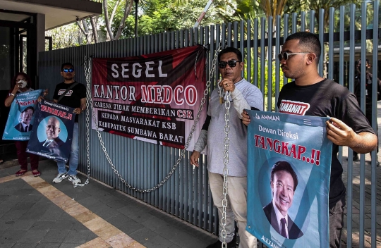 Aliansi Masyarakat Anti Mafia Tambang Segel Kantor Medco