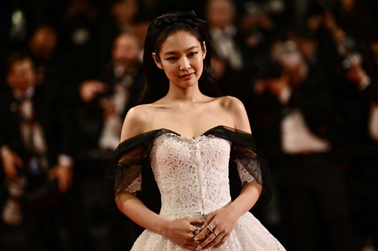 Wajah Ayu Jennie BLACKPINK Debut di Karpet Merah Festival Film Cannes