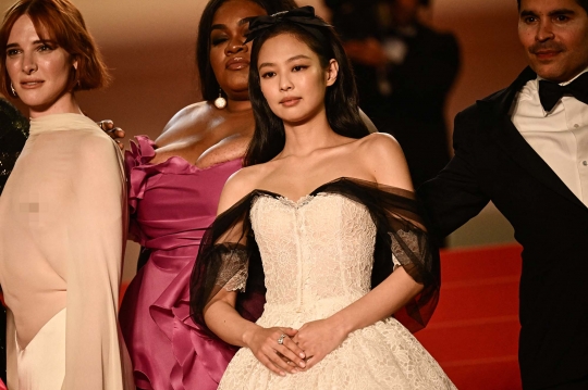 Wajah Ayu Jennie BLACKPINK Debut di Karpet Merah Festival Film Cannes