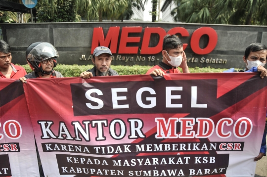 Aksi Massa Sumbawa Barat Tuntut Dewan Komisaris Medco Ditangkap