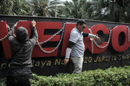 Aksi Massa Sumbawa Barat Tuntut Dewan Komisaris Medco Ditangkap