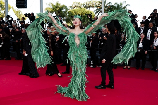 Gaun Bulu Unggas Jadi Sorotan di Festival Film Cannes