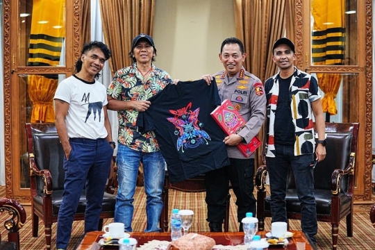 Momen Kapolri Didatangi Band Legend Slank, Bincang Santai lalu Diberi Hadiah Keren