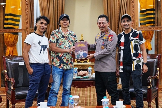 Momen Kapolri Didatangi Band Legend Slank, Bincang Santai lalu Diberi Hadiah Keren