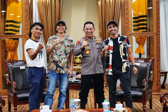 Momen Kapolri Didatangi Band Legend Slank, Bincang Santai lalu Diberi Hadiah Keren