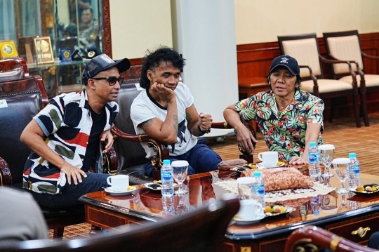 Momen Kapolri Didatangi Band Legend Slank, Bincang Santai lalu Diberi Hadiah Keren