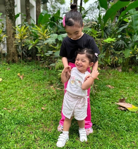 Good Looking Sejak Kecil, Ini Potret Anak Nabila & Ali Syakieb yang Cantik Banget