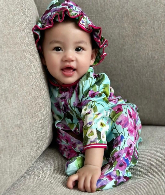 6 Potret Cantik Khadeejah Anak Bungsu Kartika Putri, Hidung Mancung & Senyumnya Manis