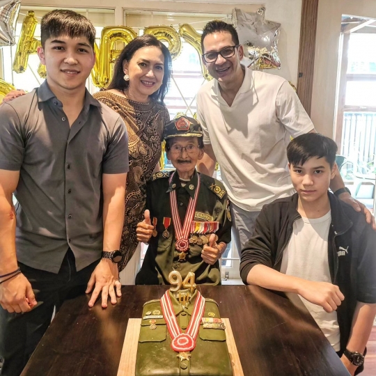 Dekat Banget Sama Ayah, Potret Ganteng Kenzo Anak Ari Wibowo yang Kini Jadi Sorotan