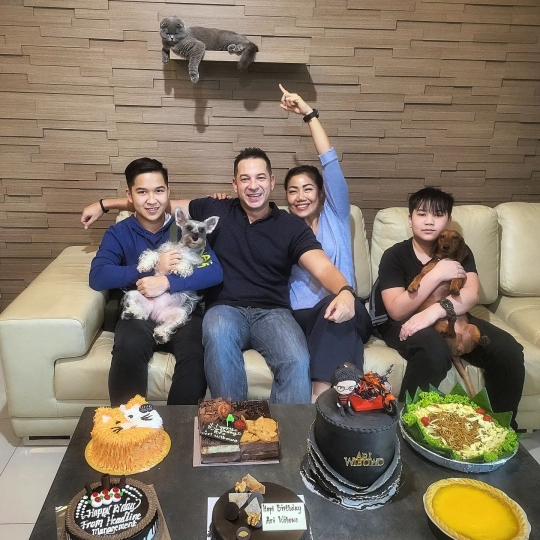 Dekat Banget Sama Ayah, Potret Ganteng Kenzo Anak Ari Wibowo yang Kini Jadi Sorotan