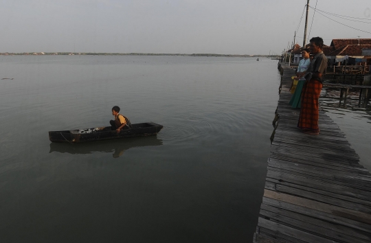 Perjuangan Anak-Anak di Demak Sekolah Naik Perahu karena Rumahnya Dikepung Air Laut