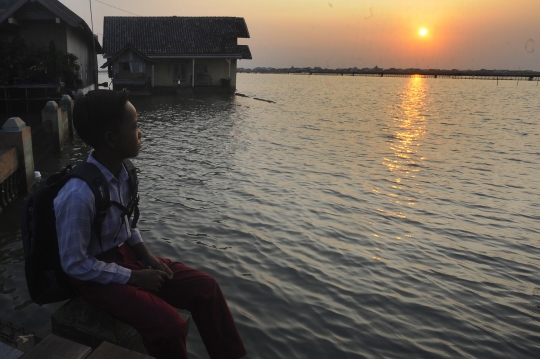 Perjuangan Anak-Anak di Demak Sekolah Naik Perahu karena Rumahnya Dikepung Air Laut