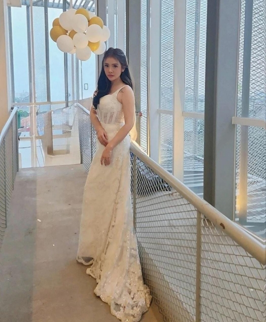 Potret Mawar AFI yang Kini Makin Bening, Pakai Dress Putih Dipuji Kayak Barbie