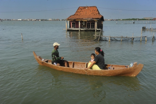 Derita Warga Timbulsloko, Dulu Tinggal di Daratan Kering Kini Terkepung Air Laut