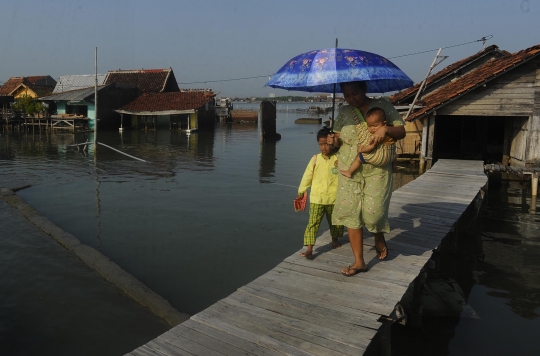 Derita Warga Timbulsloko, Dulu Tinggal di Daratan Kering Kini Terkepung Air Laut