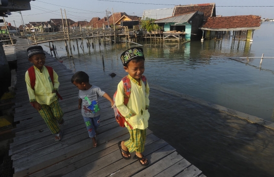 Derita Warga Timbulsloko, Dulu Tinggal di Daratan Kering Kini Terkepung Air Laut