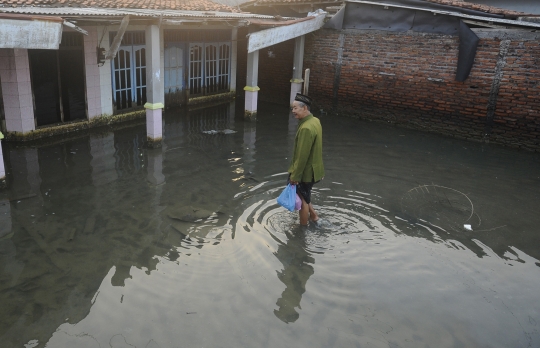 Derita Warga Timbulsloko, Dulu Tinggal di Daratan Kering Kini Terkepung Air Laut