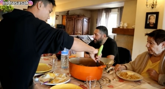 Potret Keakraban Indra dengan Keluarga Istri di Prancis, Makan Nasi Goreng Bersama