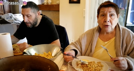 Potret Keakraban Indra dengan Keluarga Istri di Prancis, Makan Nasi Goreng Bersama