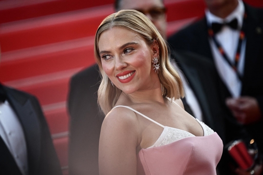 Pesona Scarlett Johansson Pamerkan Punggung Bertato di Festival Film Cannes