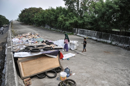 Potret Proyek Jalan Layang Non Tol Pluit 8 Tahun Terbengkalai Dihuni PMKS