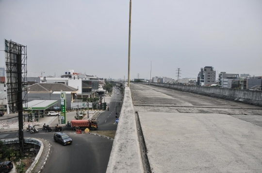 Potret Proyek Jalan Layang Non Tol Pluit 8 Tahun Terbengkalai Dihuni PMKS