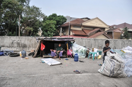 Potret Proyek Jalan Layang Non Tol Pluit 8 Tahun Terbengkalai Dihuni PMKS