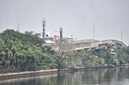 Potret Proyek Jalan Layang Non Tol Pluit 8 Tahun Terbengkalai Dihuni PMKS