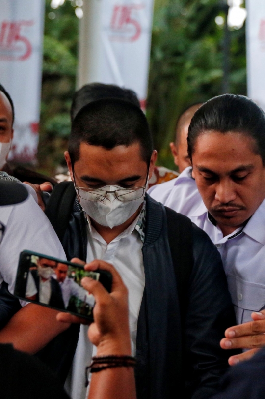 Mantan Komisaris PT Wika Beton, Dadan Tri Yudianto tertunduk lesu usai menjalani pemeriksaan di Gedung Merah Putih Komisi Pemberantasan Korupsi (KPK), Jakarta Selatan, Rabu (24/5/2023).