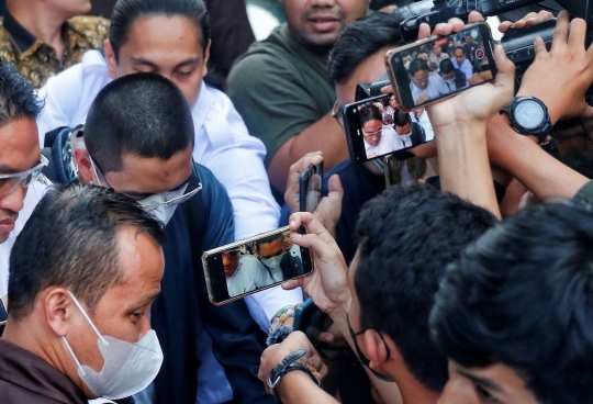 Saat keluar dari Gedunug KPK, Dadan Tri Yudianto terlihat dikerubungi wartawan.