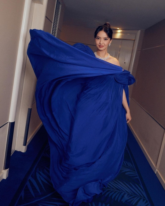 Aktris Indonesia, Raline Shah hadir di karpet merah Festival Film Cannes 2023. Ini adalah kedua kalinya Raline hadir di festival film tersebut. Pada tiga penampilannya, Raline mengenakan tiga set perhiasan mewah. Yuk, lihat detailnya lebih dekat!