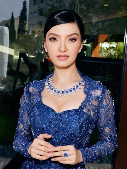Pada penampilan keduanya di Festival Film Cannes, Raline mengenakan kebaya warna biru safir dari Maison Baaz Couture. Kali ini, Raline mengenakan untaian kalung berhias berlian dan permata biru Chopard.