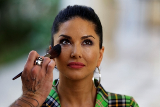 Pose Sunny Leone di Usia 42 Tahun Hadir di Festival Film Cannes