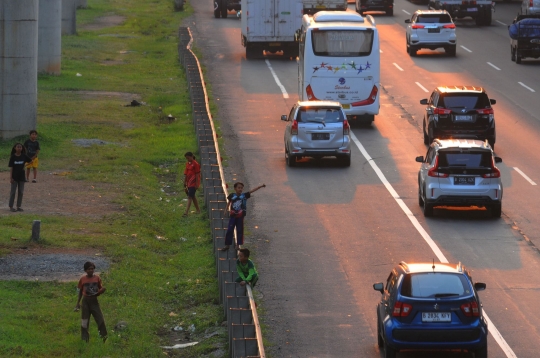 Demi Telolet, Anak-Anak Ini Nekat Mengancam Nyawa Main di Jalan Tol