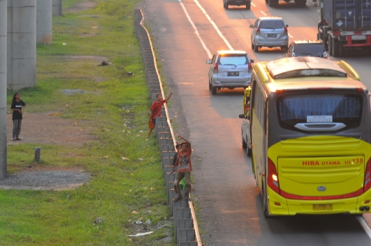 Demi Telolet, Anak-Anak Ini Nekat Mengancam Nyawa Main di Jalan Tol