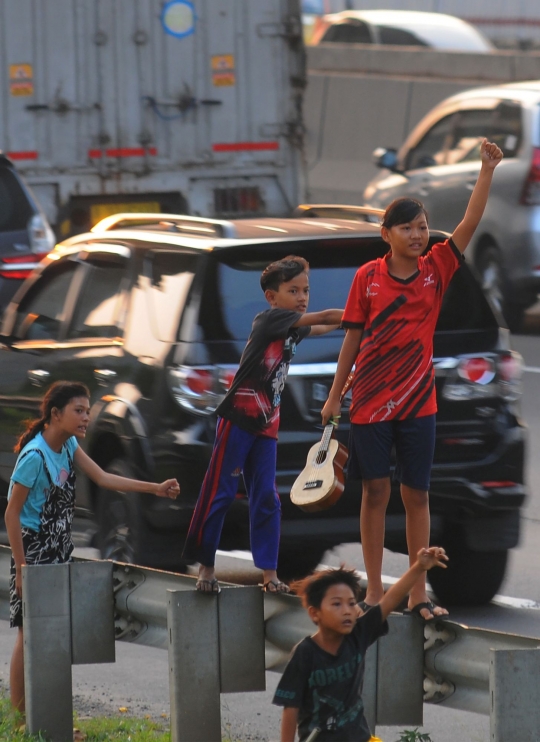 Demi Telolet, Anak-Anak Ini Nekat Mengancam Nyawa Main di Jalan Tol