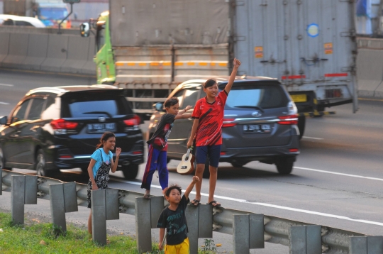 Demi Telolet, Anak-Anak Ini Nekat Mengancam Nyawa Main di Jalan Tol