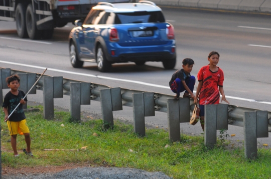 Demi Telolet, Anak-Anak Ini Nekat Mengancam Nyawa Main di Jalan Tol