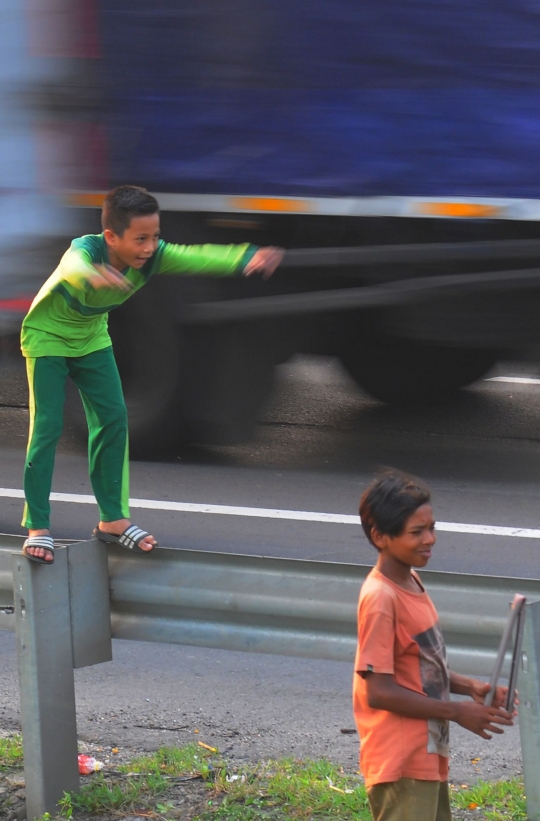 Demi Telolet, Anak-Anak Ini Nekat Mengancam Nyawa Main di Jalan Tol