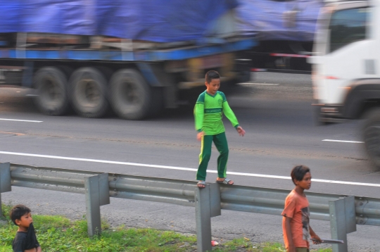 Demi Telolet, Anak-Anak Ini Nekat Mengancam Nyawa Main di Jalan Tol