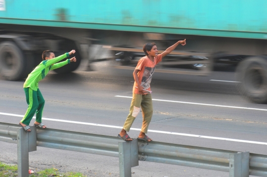 Demi Telolet, Anak-Anak Ini Nekat Mengancam Nyawa Main di Jalan Tol