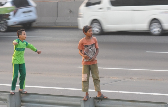 Demi Telolet, Anak-Anak Ini Nekat Mengancam Nyawa Main di Jalan Tol